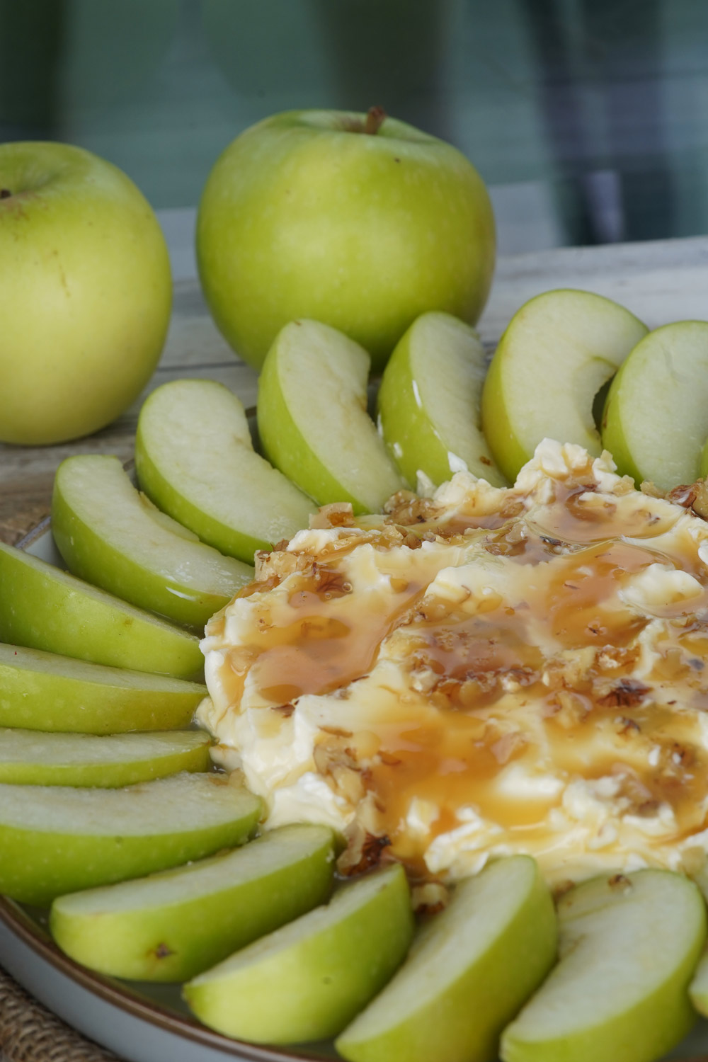 Caramel apple dip with a circle of green apples around it