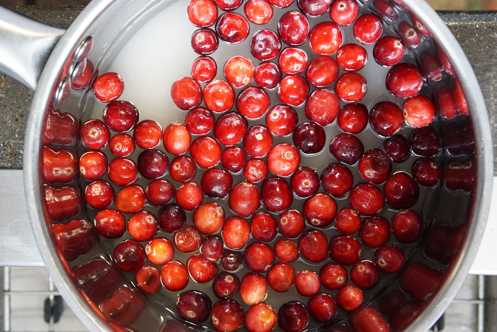 making cranberry simple syrup
