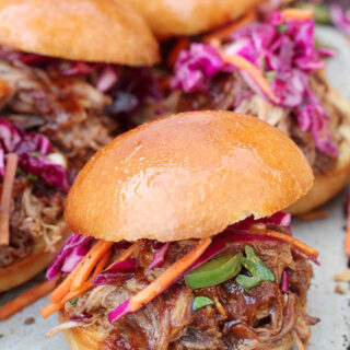 easy2Bpulled2Bpork2Bsliders2Bwith2Bbbq2Bsauce2Band2Bslaw