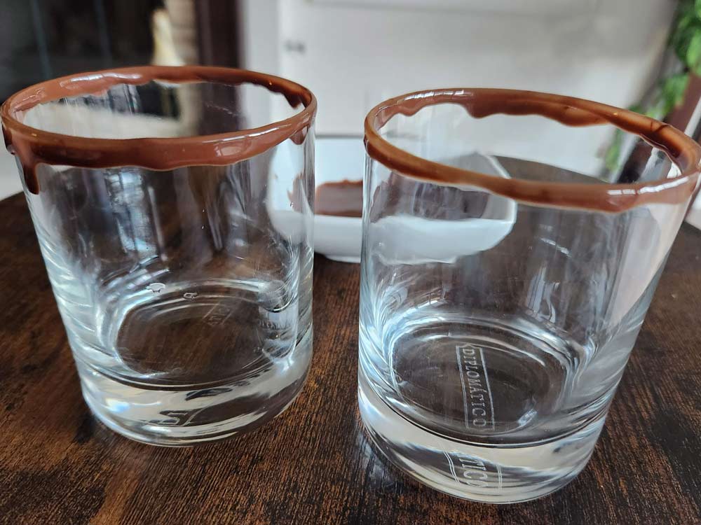 Rimming the glasses