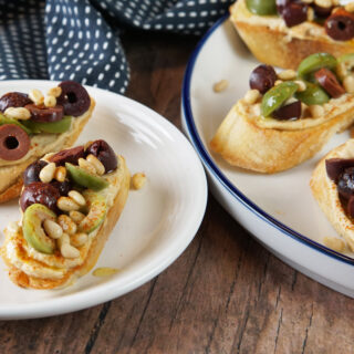 Hummus crostini